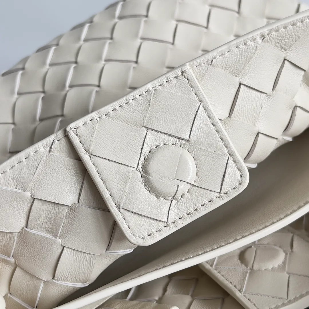 The 2023 new Andiamo batch of 1860 BV has been shipped‼ ️Really popular🔥The new Andiamo woven handbag launched by Bottega Veneta this season is really popular all over the world! ! Celebrities at home and abroad have worn it, and Oscar-winning actress Michelle Yeoh has taken it out on the street. Song Jia, Trai Yara, Yu Feihong, Sanji Ayaka, Rosie Hunting-Whiteley, Yoshioka Riho, etc. have all picked up this bag. It is classic and versatile, showing off its temperament, and the bag capacity is also large, which is very convenient for daily commuting! ! A variety of carrying methods, the shoulder straps can be adjusted by yourself, the original lambskin feels soft and delicate, and the neutral style is made to break gender boundaries and bring a more practical and longer-lasting use experience. Andiamo, which has both elegant and casual styles, perfectly interprets the true appearance of "fashionable old money style". Style number: 743568 Size: 25*22*10.5cm